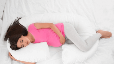 Kadınların en hassas dönemlerinden biri olan hamilelikte yastık seçimi nasıl olmalı? Hamile yastığı ne işe yarar? Ve hamile yastığı faydaları nelerdir?